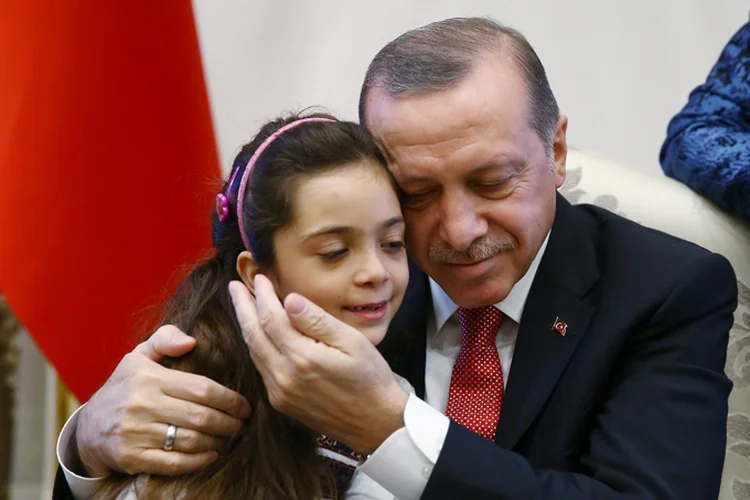 Fotos publicadas na conta oficial de Erdogan no Twitter mostraram o presidente abraçado com Bana Alabed (Reuters)