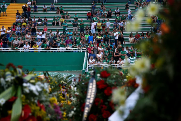 Torcedores da Chapecoense prestam homenagem ao time na Arena Condá, em 2 de dezembro de 2016 (Ricardo Moraes/Reuters)