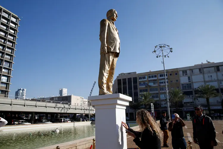 Estátua de Netanyahu: escultor Itay Zalait disse a repórteres que instalou a efígie para testar os limites da liberdade de expressão em Israel (Baz Ratner)