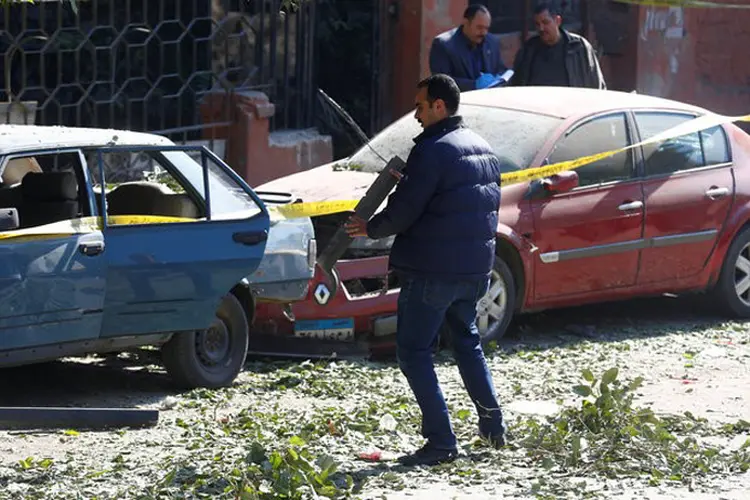 Policiais inspecionam local de explosão no Cairo (Amr Abdallah Dalsh/Reuters)