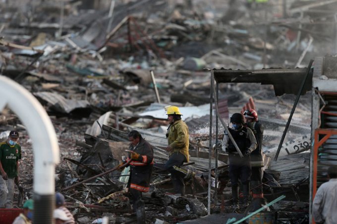 Especialistas investigam explosão em mercado de fogos no México