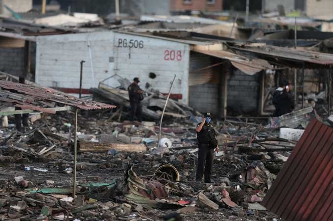 Número de mortos em explosão de mercado de fogos sobe para 32