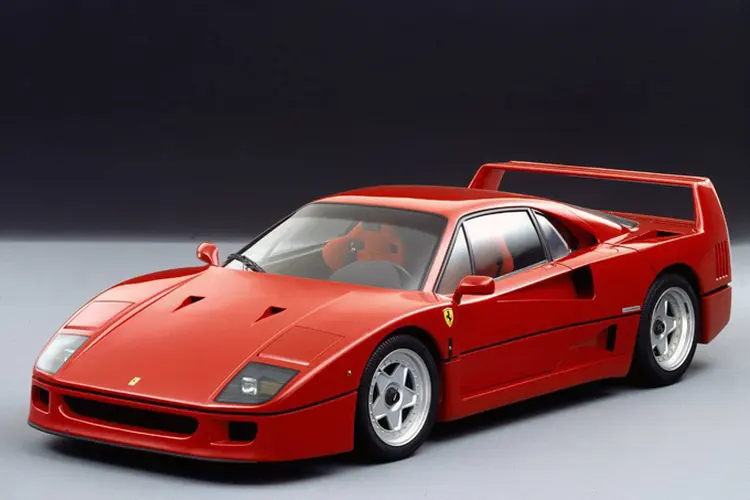 Ferrari F40: último modelo feito sob a supervisão de Enzo não trazia som, maçanetas internas ou porta-luvas (Divulgação)