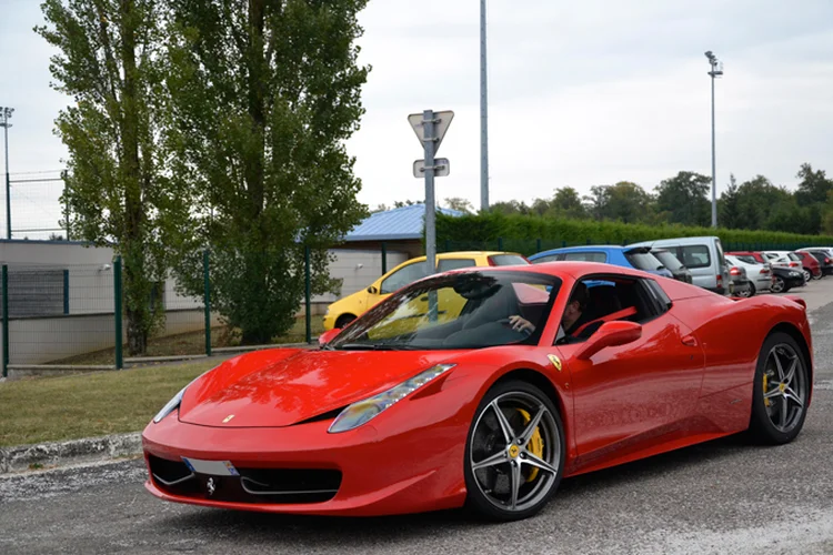 Ferrari: Os clientes que compram um carro esportivo feito sob medida podem ser ansiosos para saber se seu pedido já está pronto (Alexandre Prévot/Wikimedia Commons)