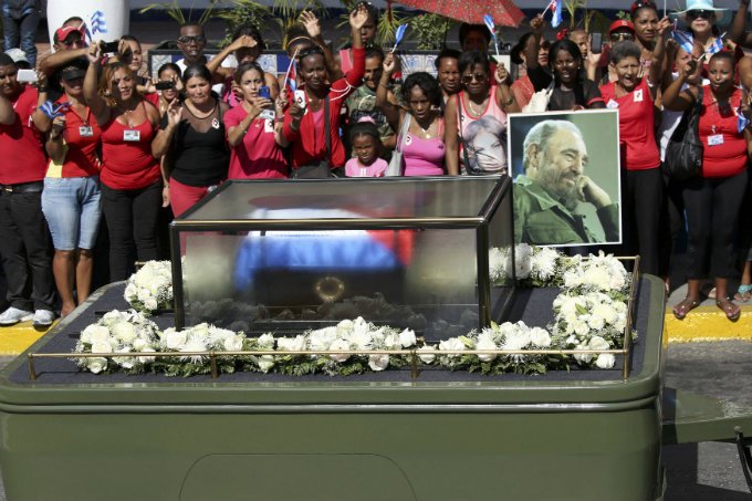Restos mortais de Fidel Castro chegam a Santiago de Cuba