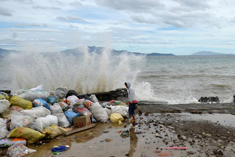 Filipinas: dezenas de milhares de moradores que deixaram suas casas no Natal retornavam nesta segunda-feira e avaliavam os estragos (Ezra Acayan)