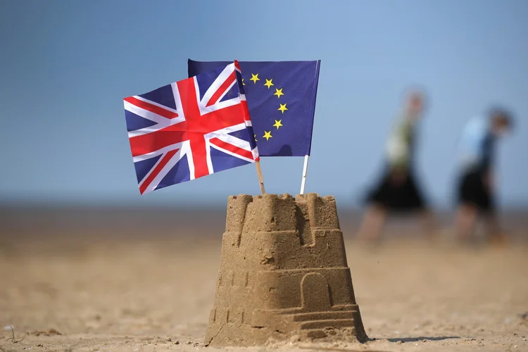 Castelo de areia com as bandeiras do Reino Unido e da União Europeia (Brexit) (Christopher Furlong/Getty Images)