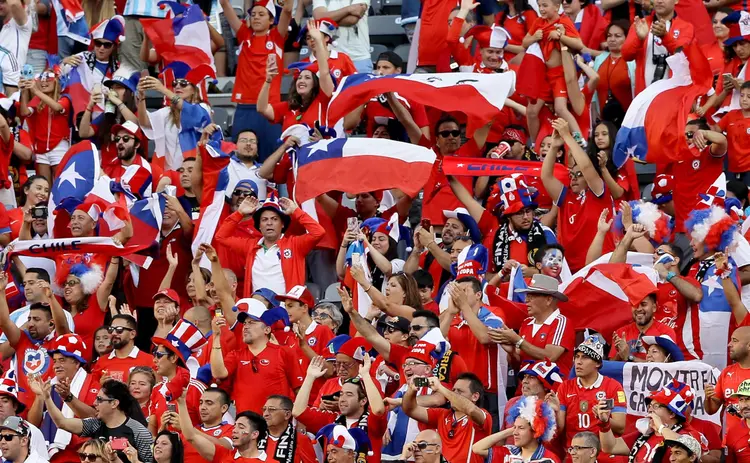 Chile: no último clássico o torcedor usou uma máscara com a cara de Tupper com lágrimas e uma capa vermelha (Elsa/Getty Images)