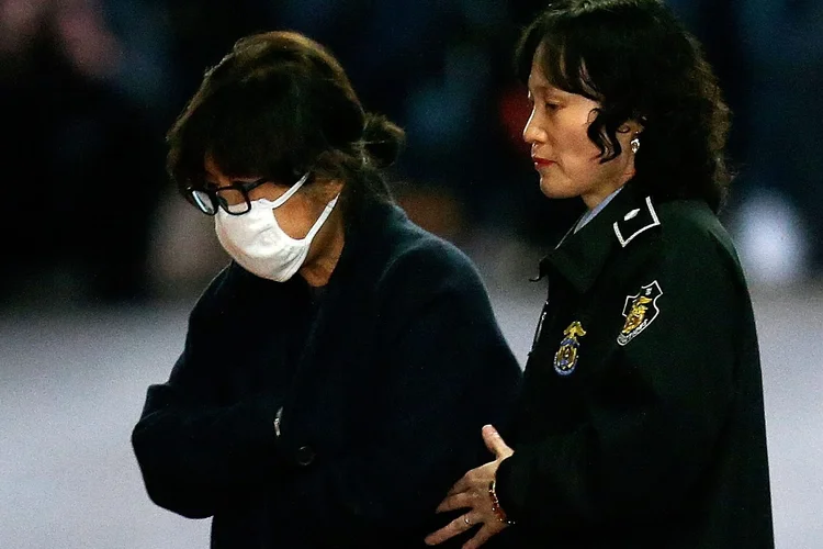 Choi Soon-sil, amiga da presidente sul-coreana: tribunal emitiu uma ordem de prisão para sua filha nesta quarta-feira (Korea Pool/Getty Images)