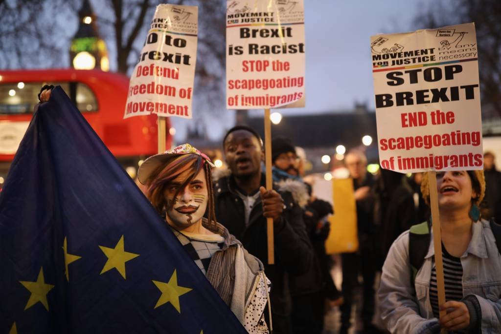 Manifestantes protestam contra o Brexit no Parlamento britânico