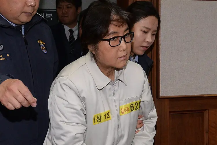 Choi Soon-sil é considerada a peça central da trama (Korea Pool/Reuters)