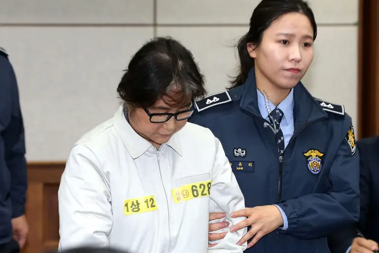 Choi Soon-sil, amiga da presidente da Coreia do Sul acusada de tráfico de influência: "peço desculpas ao povo do país" (Korea Pool/Getty Images)