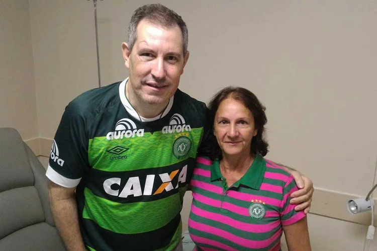 Rafael Henzel tira foto com Ilaídes, mãe do goleiro Danilo, vítima de acidente da Chapecoense (Facebook/Reprodução)