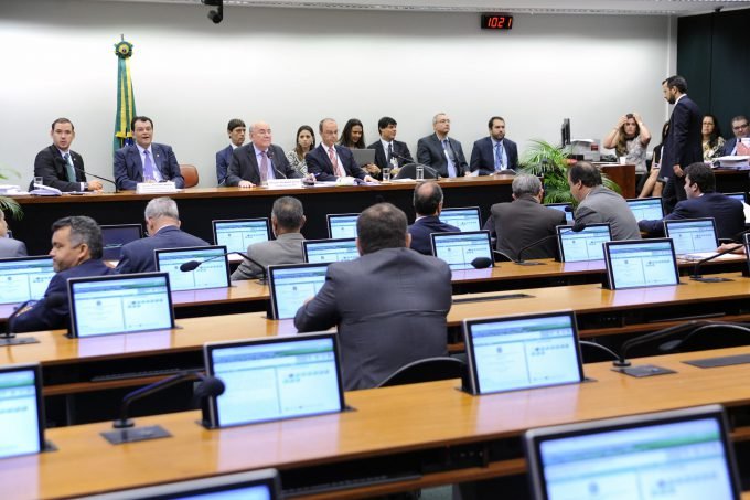 Comissão Mista aprova Orçamento de R$ 3,5 trilhões em 2017