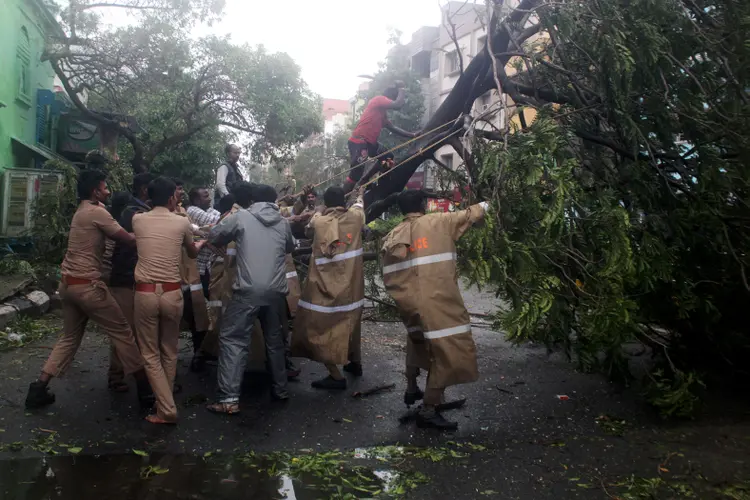 Ciclone: mais de 23 mil moradores de Tamil Nadu foram levados a centros de assistência, e há planos para retirar dezenas de milhares de outras pessoas (Reuters)