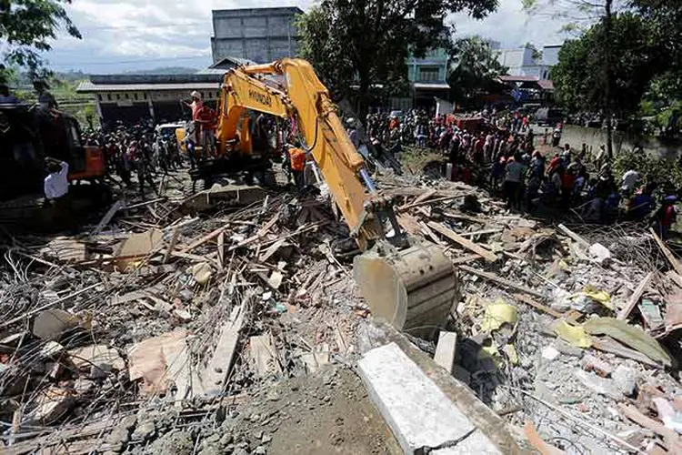 Terremoto: tremor teve mais de 12 réplicas na região, afetando mais de 500 construções (ntara Foto/ Irwansyah Putra/Reuters)