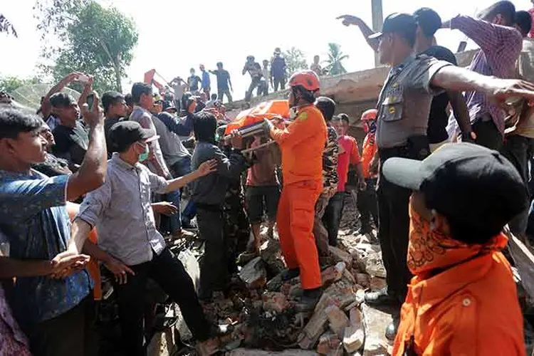 Equipes trabalham no resgate de sobreviventes do terremoto que sacudiu a província de Aceh, no norte do país. (Antara Foto/ Irwansyah Putr/Reuters)