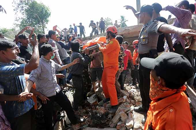 As imagens do terremoto que matou dezenas na Indonésia