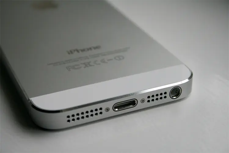 iPhone: carregadores baratos demais podem dar choques e prejudicar aparelhos (Flickr/William Hock/Reprodução)