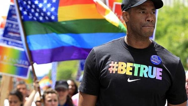 Nike lança ação e veste camisa com o público LGBT