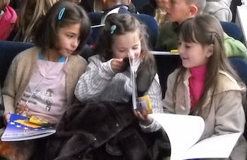 Livros para colorir ensinam noções de justiça a crianças do Kosovo