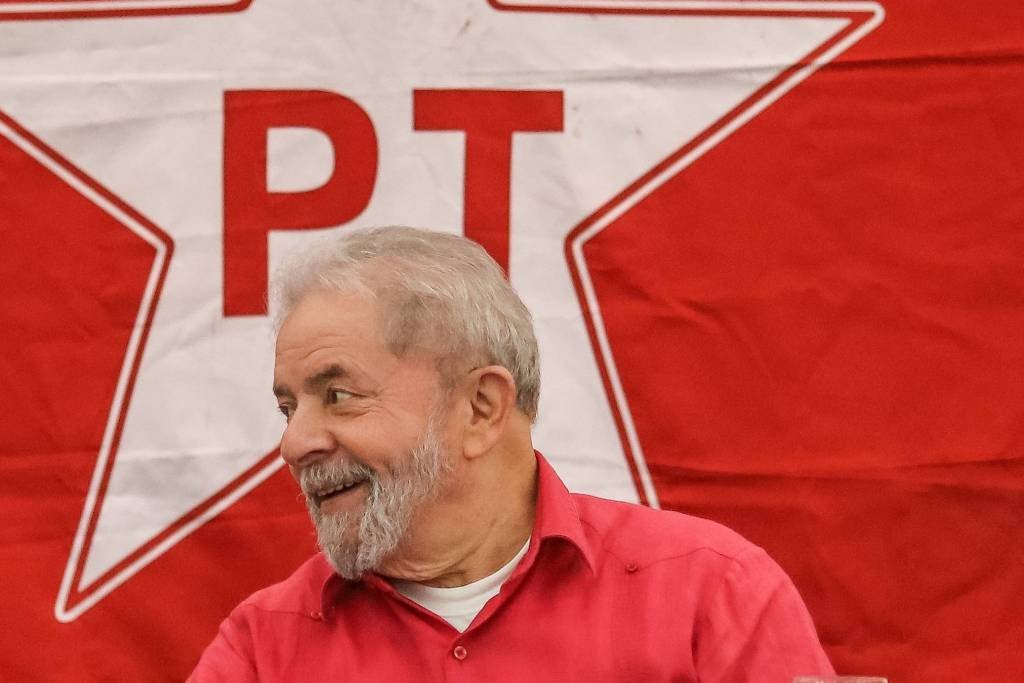 Lula lidera intenções de voto para 2018 e Bolsonaro passa Aécio