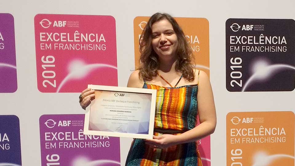 Mariana Desidério recebe o prêmio ABF Destaque Franchising 2016. 
