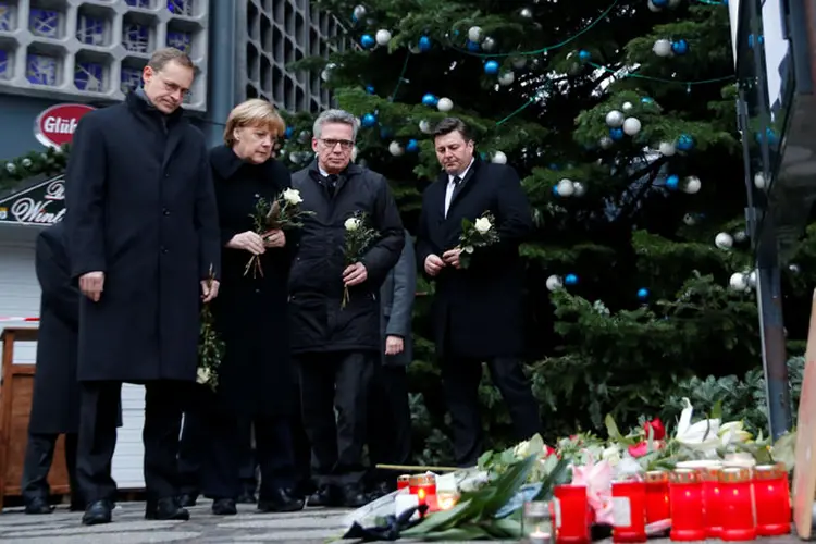Merkel: a chefe de governo depositou flores junto à igreja Gedächtniskirche, que fica ao lado do mercado (Hannibal Hanschke/Reuters)