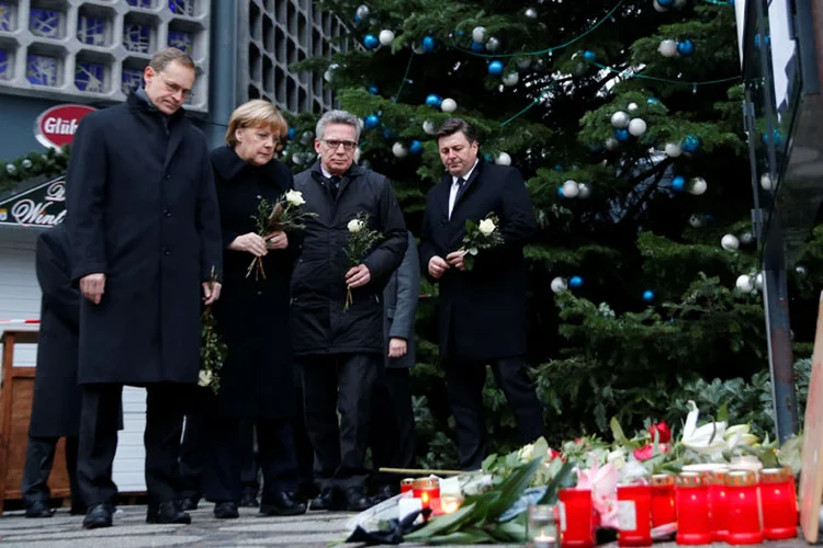 Merkel: a chefe de governo depositou flores junto à igreja Gedächtniskirche, que fica ao lado do mercado (Hannibal Hanschke/Reuters)