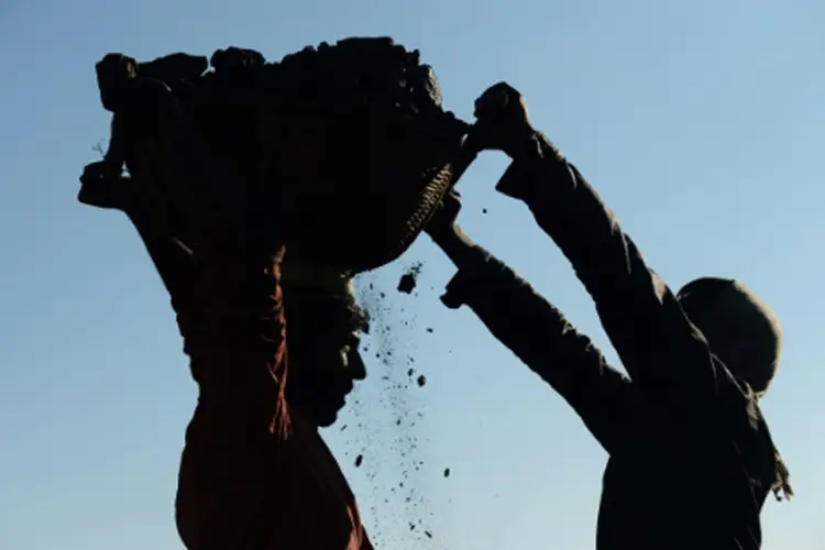 Desabamento na Índia: alguns dos trabalhadores conseguiram escapar da mina após o desabamento (Roberto Schmidt/AFP)