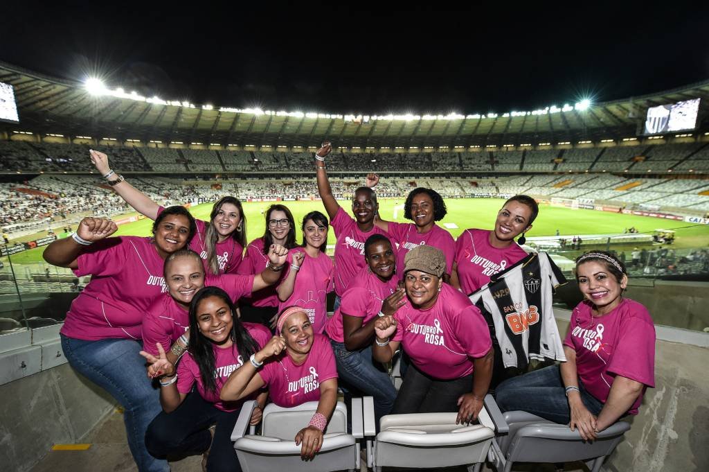 Outubro é rosa. O Mineirão também.