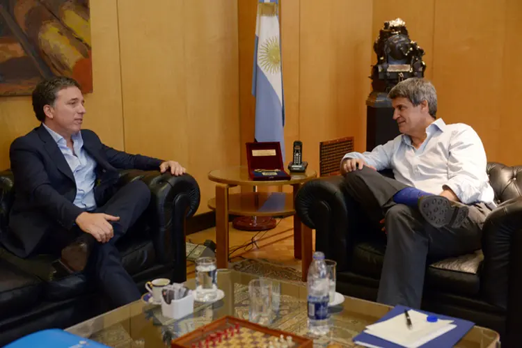 Ex-ministro de Finanças da Argentina Alfonso Prat-Gay conversa com o futuro comandante da pasta, Nicolás Dujovne (Reuters)