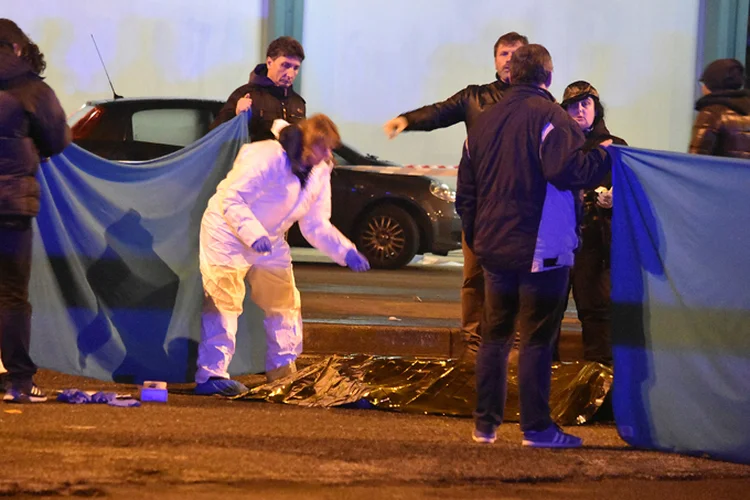 Polícia italiana realiza investigações no local da morte do suspeito de atacar um mercado de Natal em Berlim (Reuters)