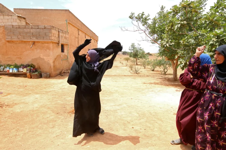 Mulher retirando hijab: vestimenta das mulheres ainda deve ser fiscalizada pelo Irã, dizem opositores (Rodi Said/Reuters)