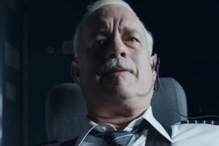 Sully: dirigido por Clint Eastwood, o drama baseado em fatos aborda um acidente aéreo no enredo (Divulgação)