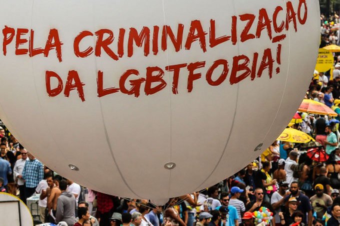 Empresas vão uniformizadas à parada LGBT