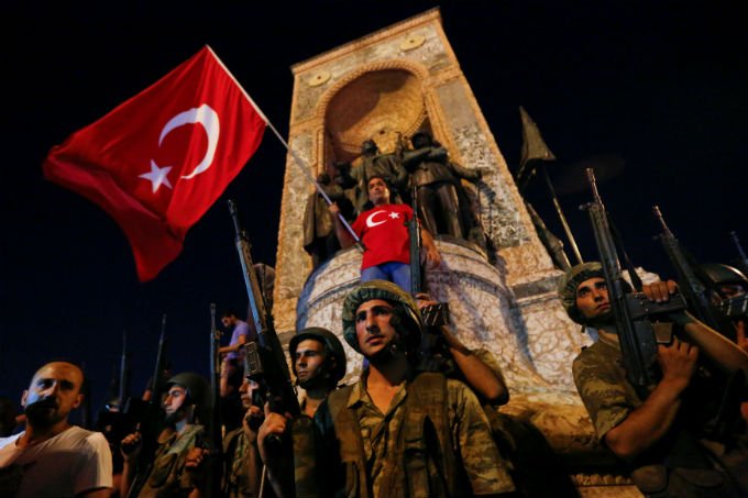 Turquia prende funcionários investigados por tentativa de golpe