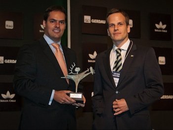 Paulo Uebel, diretor do Instituto Millenium, recebe Prêmio Libertas no Fórum