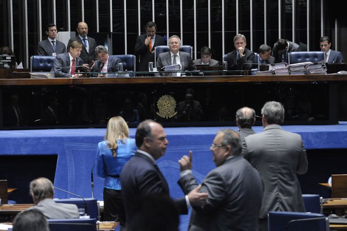 Por 53 votos a 16, Senado aprova PEC do Teto em segundo turno
