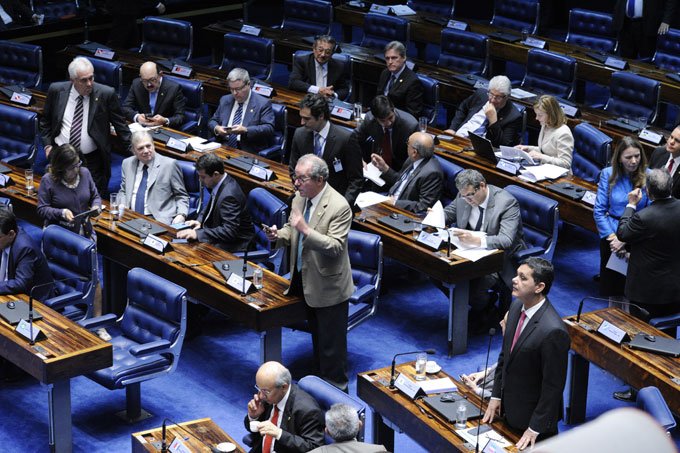 Senado rejeita destaque para retirada do salário mínimo da PEC