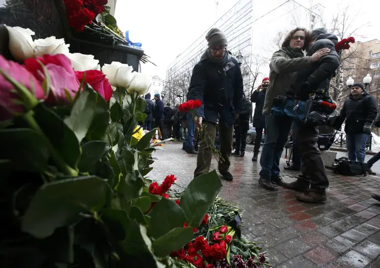 Tragédia: pessoas homenageiam mortos em acidente de avião (Sergei Karpukhin/Reuters)