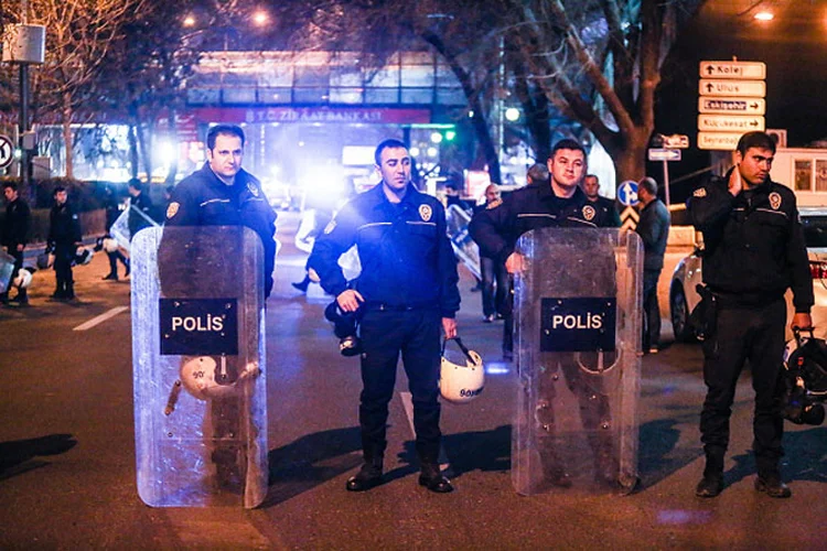 Turquia: a polícia descobriu que um homem e uma mulher tinham percorrido no sábado várias estações policiais em um carro que explodiu nos arredores do estádio de futebol de Besiktas (Getty Images)