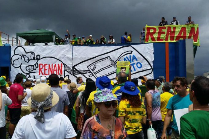 Renan vira alvo principal de protestos em Brasília