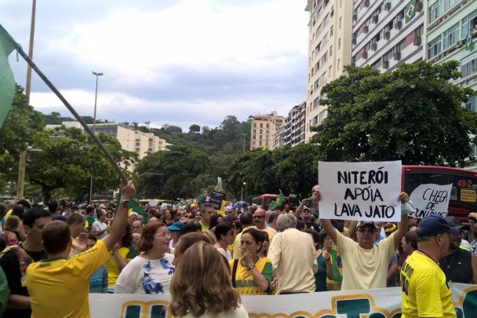 Milhares de brasileiros protestam contra a corrupção política
