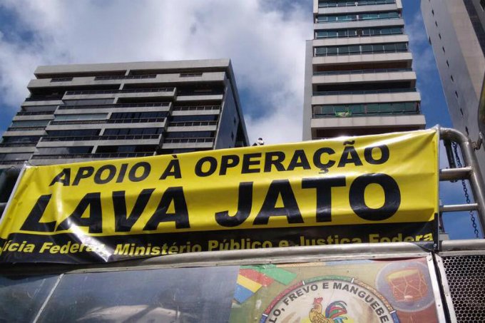 Com bonecos, Recife protesta contra corrupção