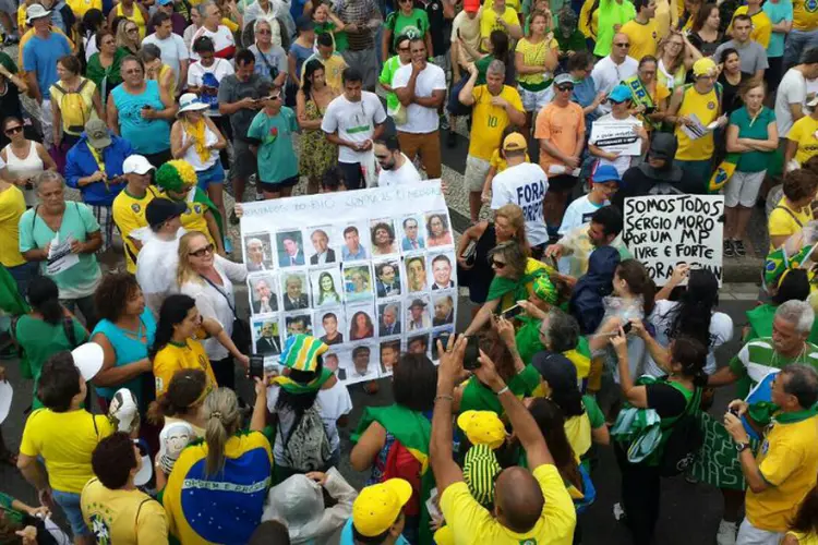 Protesto no Rio de Janeiro: entre os gritos de guerra dos manifestantes estavam "Fora Renan" e "Lula na cadeia" (Vem Pra Rua Brasil/Facebook/Reprodução)