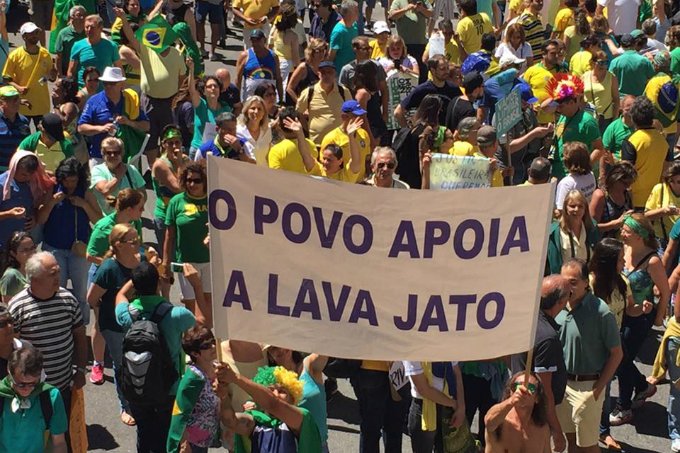 Protestos miram Renan e levam milhares às ruas