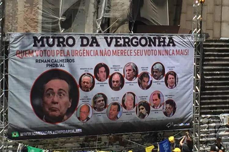 Ato em São Paulo com cartaz criticando corrupção e políticos como Renan Calheiros: gritavam palavras de ordem contra o presidente do Senado (Vem Pra Rua/Facebook/Reprodução)