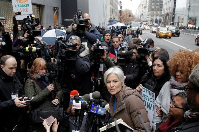 Após decisões judiciais, Michigan interrompe recontagem de votos