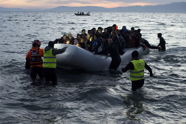 Resgate no Mediterrâneo: o corpo de um adolescente foi encontrado no fundo da lancha durante o resgate (foto/Getty Images)